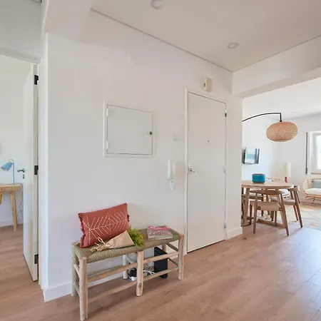 アパート Sunset Bay View, Renovated Apt, By Timecooler セトゥーバル